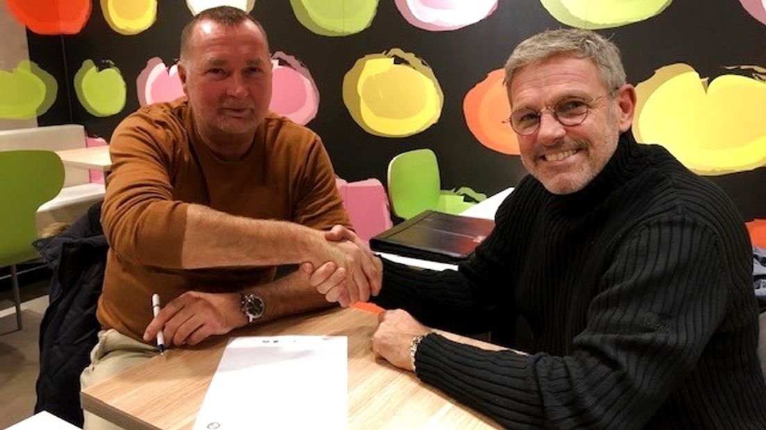 Kees de Rooij (links) tekende een contract voor twee seizoenen bij Tholense Boys