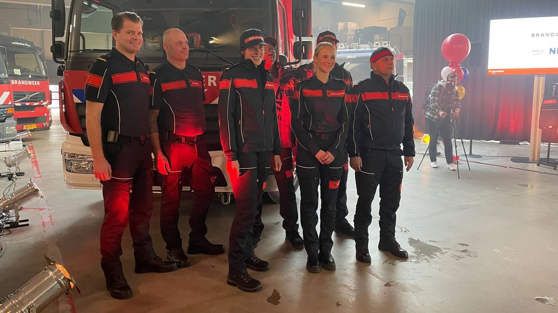Het nieuwe uniform wordt gepresenteerd.