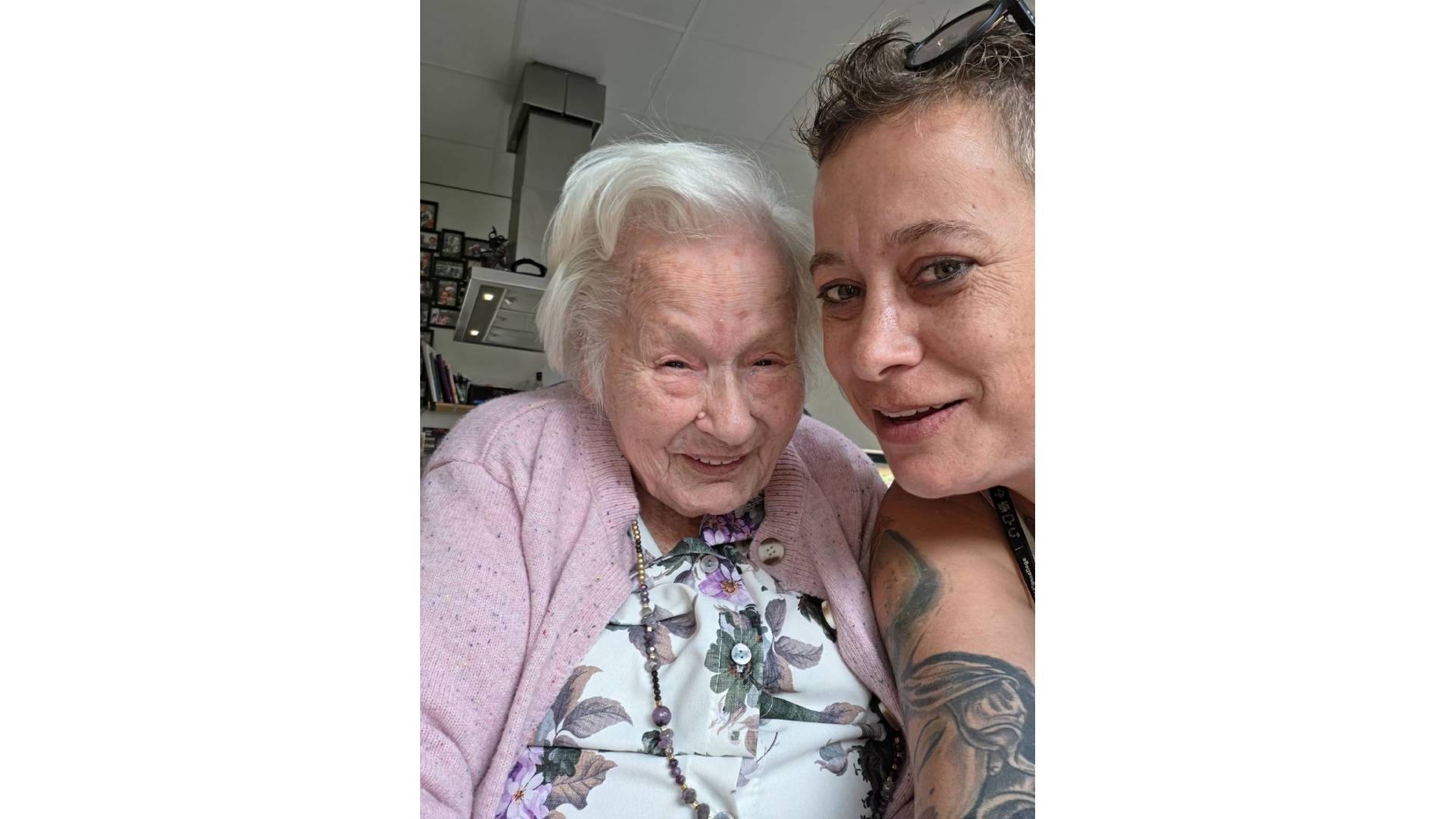 Oma Annie en haar verzorger Claudia Alphenaar.