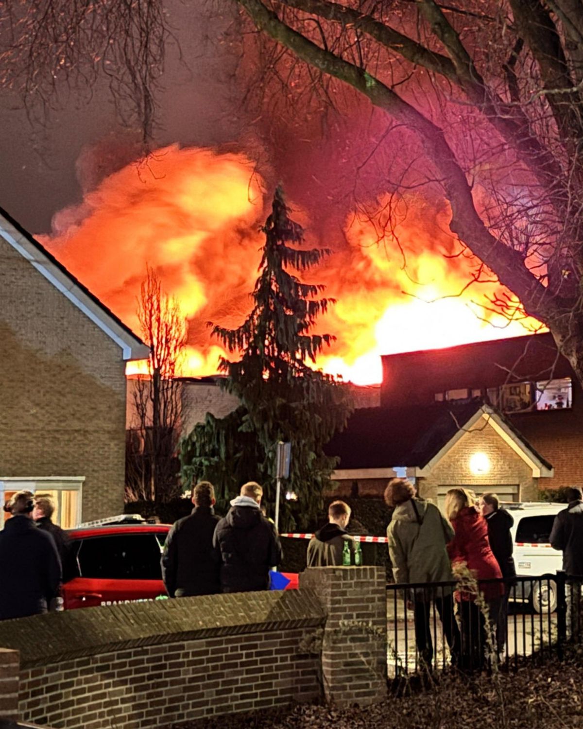 Grote brand in loods midden in woonwijk, NL-Alert verstuurd vanwege ...