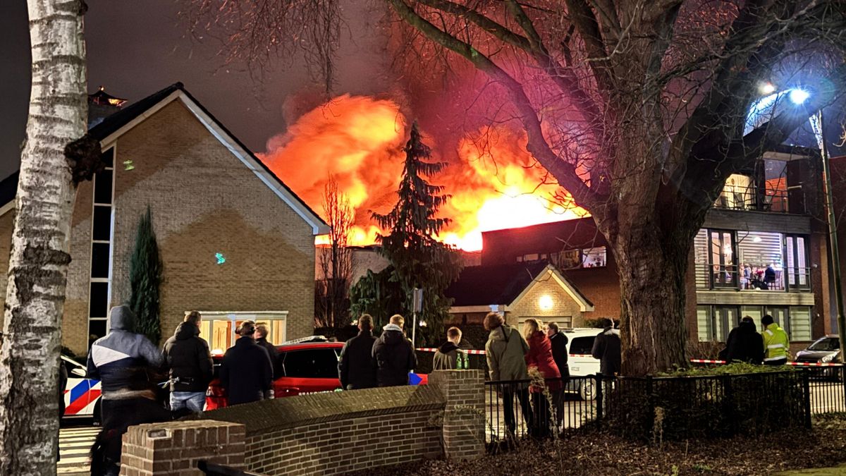 Grote brand in loods midden in woonwijk, brandweer blust na