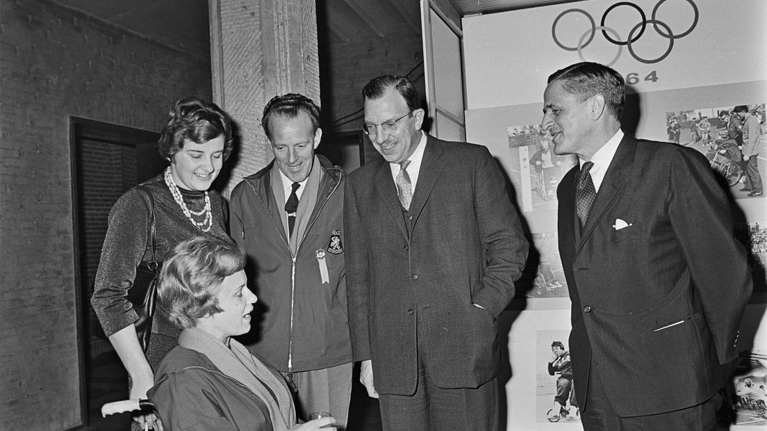 VLNR Elka Gaarlandt, Erica Terpstra, coach van de paralympische ploeg Joop Westbroek en de staatssecretarissen Van de Laar en Bartels (Rechten: ANP historisch archief)