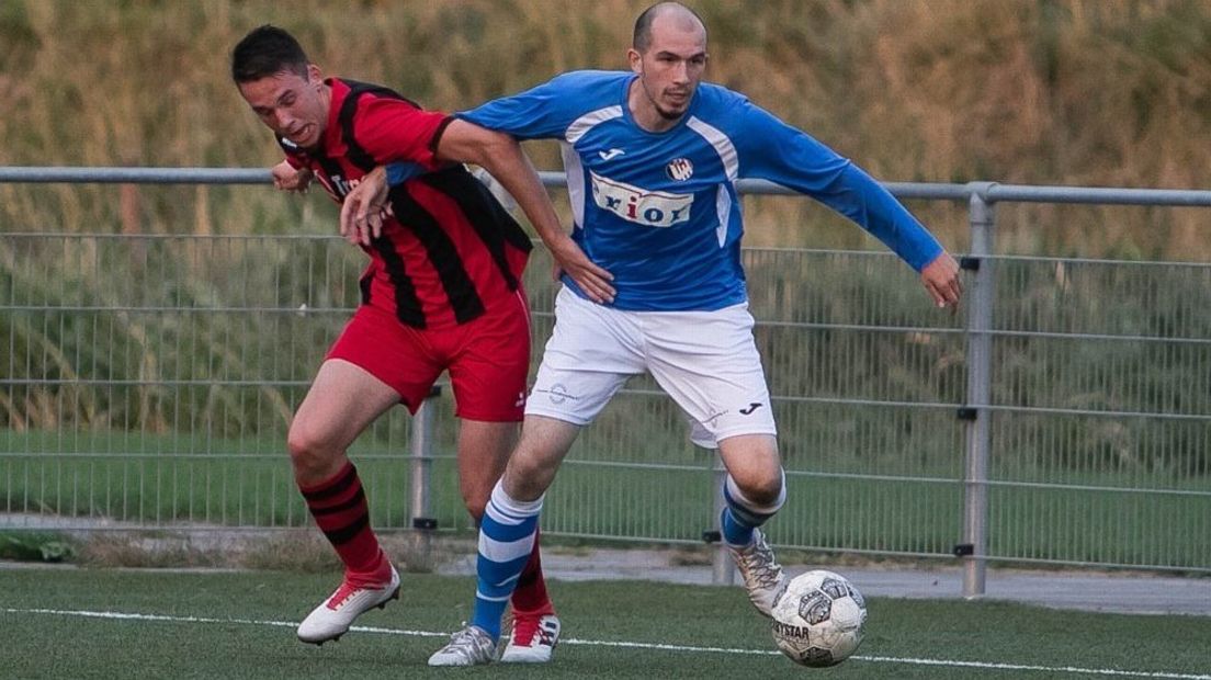 Vlissingen-verdediger Vjeko Krezo aan de bal in het oefenduel tegen Arnemuiden