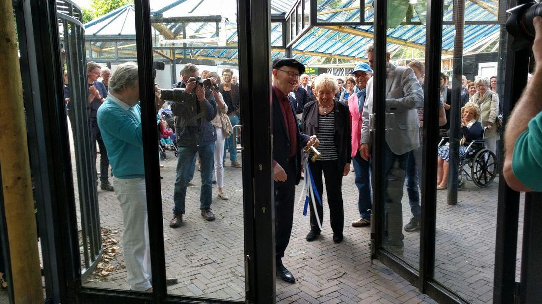 Oud-directeur van het dierenpark Aleid Rensen opende het stadspark (Rechten: Arie Meijer / RTV Drenthe)
