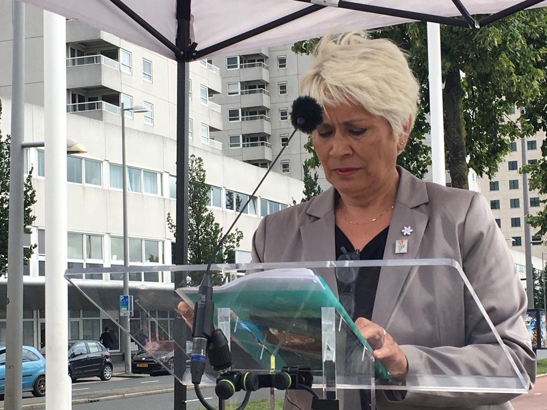 Susan van der Schoor spreekt tijdens de herdenking