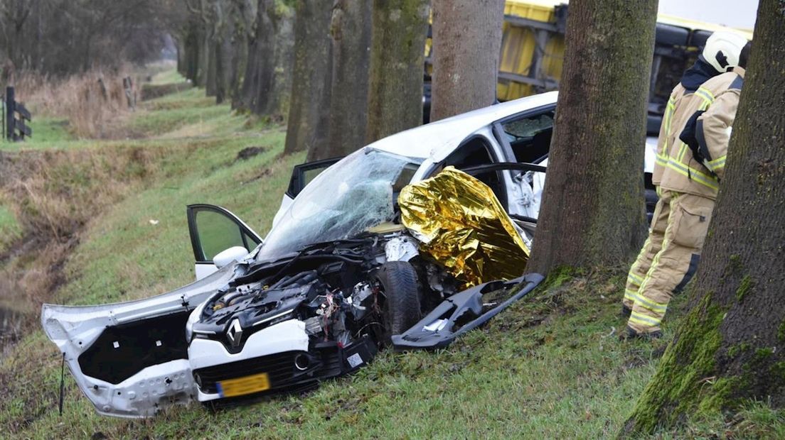 Auto en vrachtwagen botsen op N375