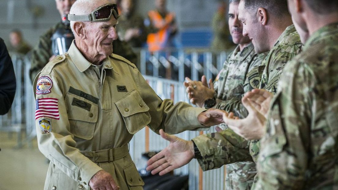 Amerikaanse veteraan Tom Rice voorafgaand aan de parachutesprong in 2019.