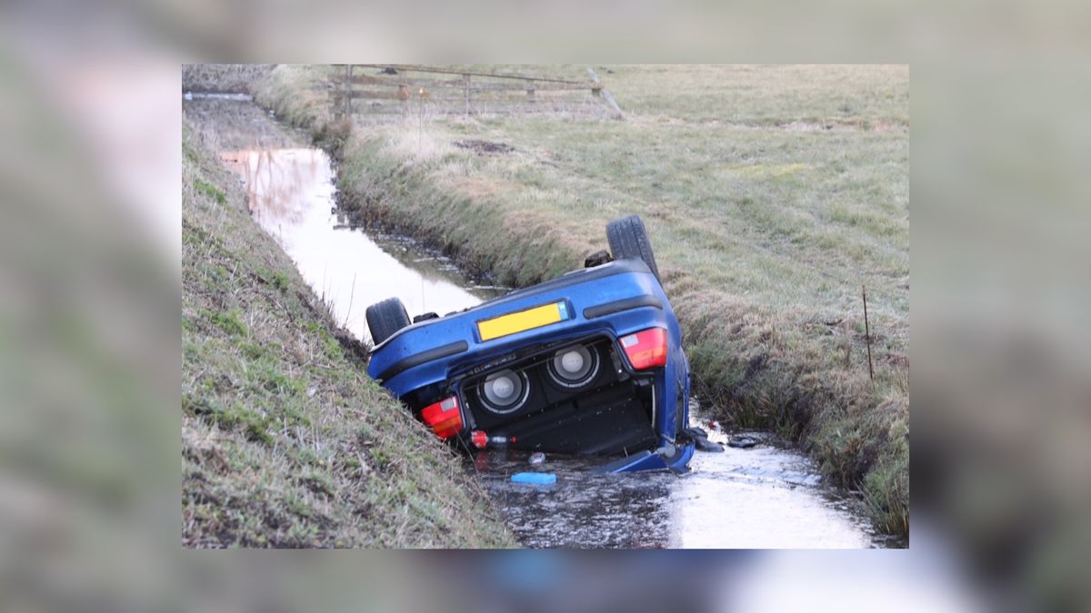 Auto op de kop in de sloot bij Oosterzee
