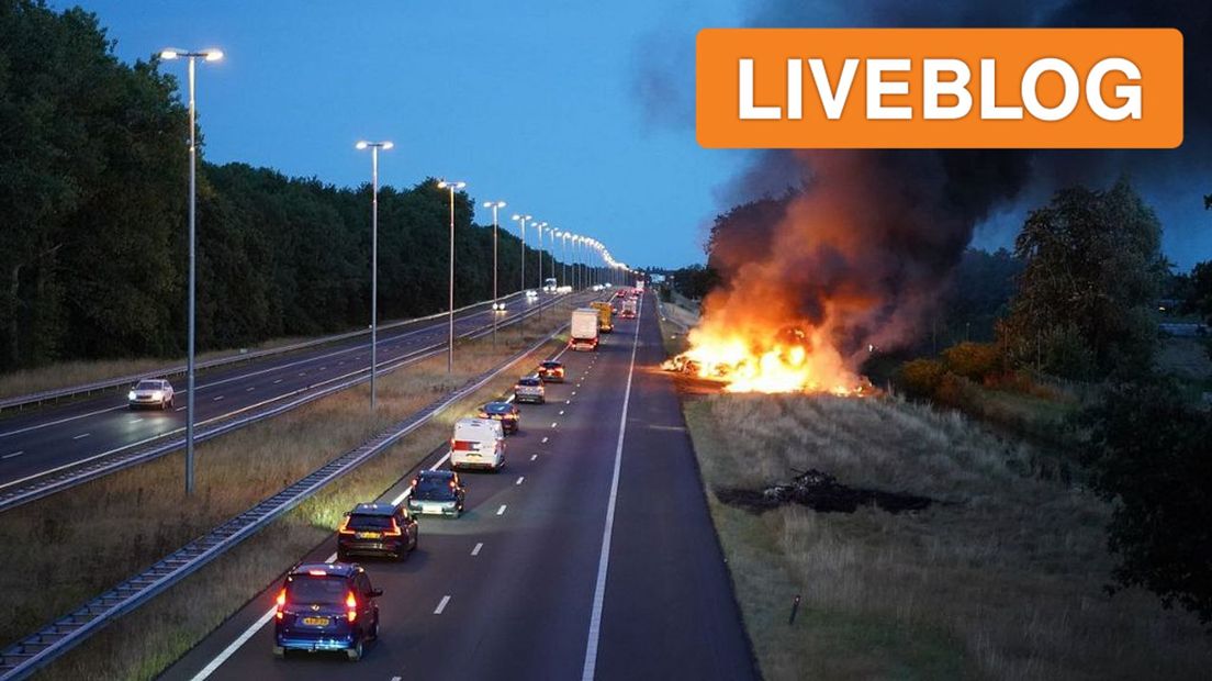 Langs de A50 woedt een grote brand