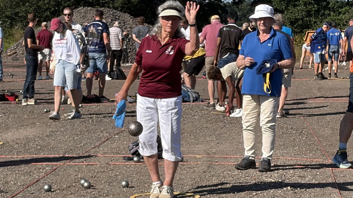 30 jaar jeu de boules in Mildam, en dat wordt gevierd op ene bedrijventerrein in Oudeschoot
