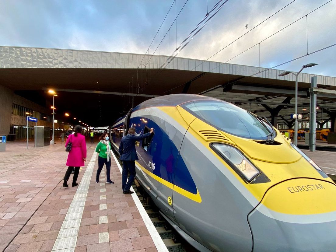 De Eurostar-trein rijdt tussen Amsterdam, Rotterdam en Londen