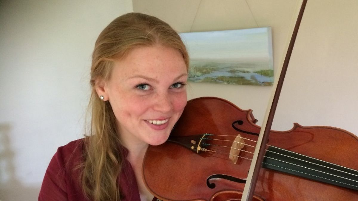 Lotus de Vries uit Midlaren doet op altviool mee aan Peter de Grote Festival