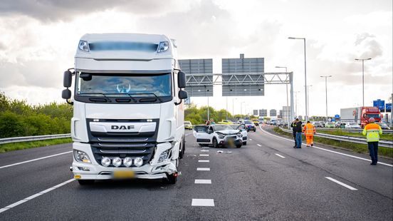 Gewonden na ongeval A15, afrit Barendrecht tijdelijk dicht | Noodbevel van kracht tijdens Koningsnacht Hoeksche Waard. Gewonden na ongeval A15, afrit Barendrecht tijdelijk dicht | Noodbevel van kracht tijdens Koningsnacht Hoeksche Waard.