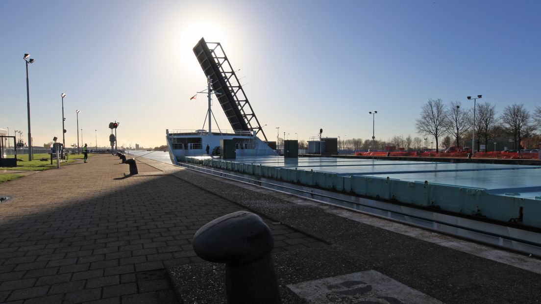 Nieuwbouw Multraship bij zeesluis Terneuzen