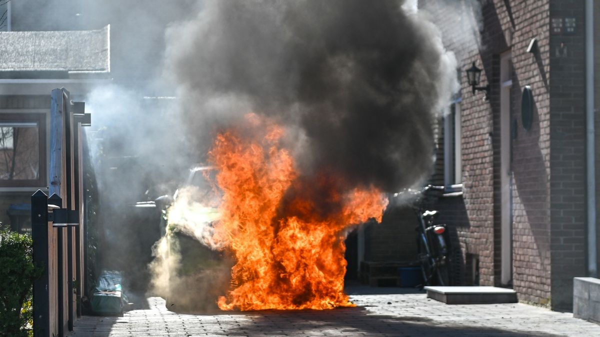 Auto gaat in vlammen op in Sneek