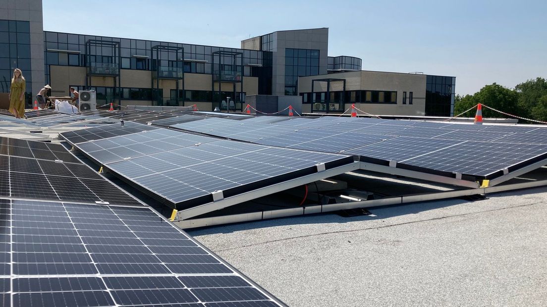 Een flink aantal zonnepanelen ligt al op het dak.