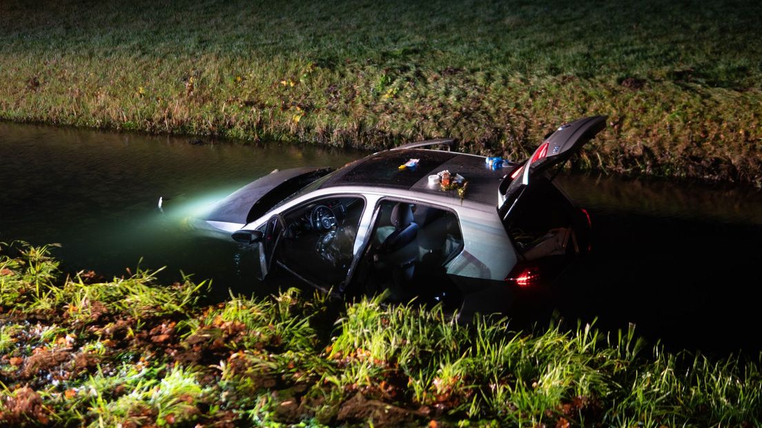 Auto raakt te water in Wijhe