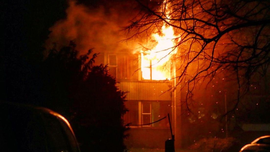 In Velp moesten afgelopen nacht tientallen bewoners hun bed uit nadat er brand was uitgebroken. De vlammen sloegen uit het appartementencomplex aan de Daalhuizerweg.