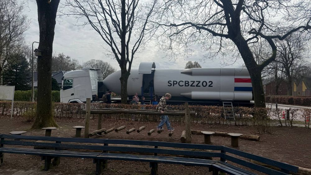 Scholieren ervaren kwetsbaarheid van de aarde in levensgrote raket op ...