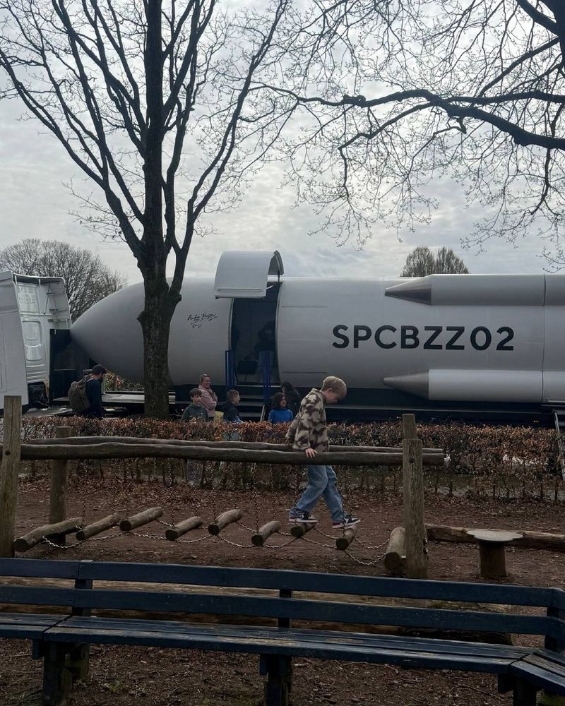 Scholieren ervaren kwetsbaarheid van de aarde in levensgrote raket op ...