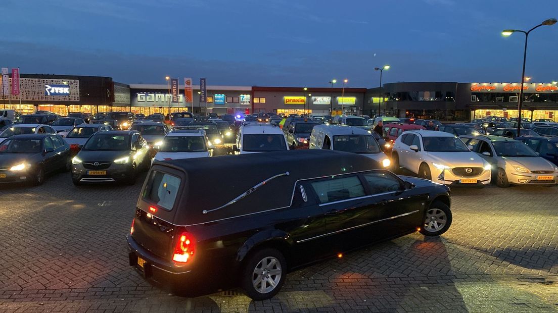 Indrukwekkend afscheid verkeersregelaar Freddy Korte in Almelo