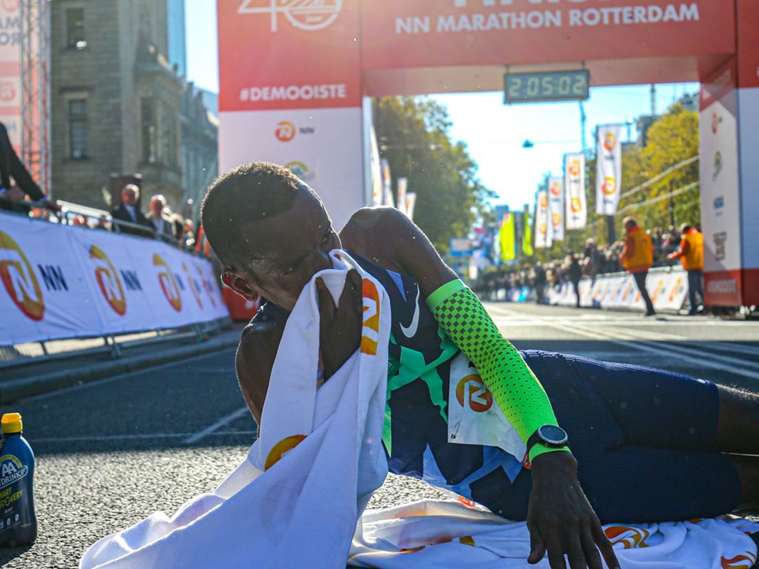 De Belg Bashir Abdi won de 40ste editie van de Rotterdam Marathon