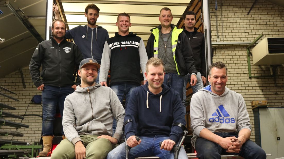 De vriendengroep uit Assen die allemaal finishten in de loodzware knock out race in Scheveningen. (Rechten: RTV Drenthe/ Dylan de Lange)