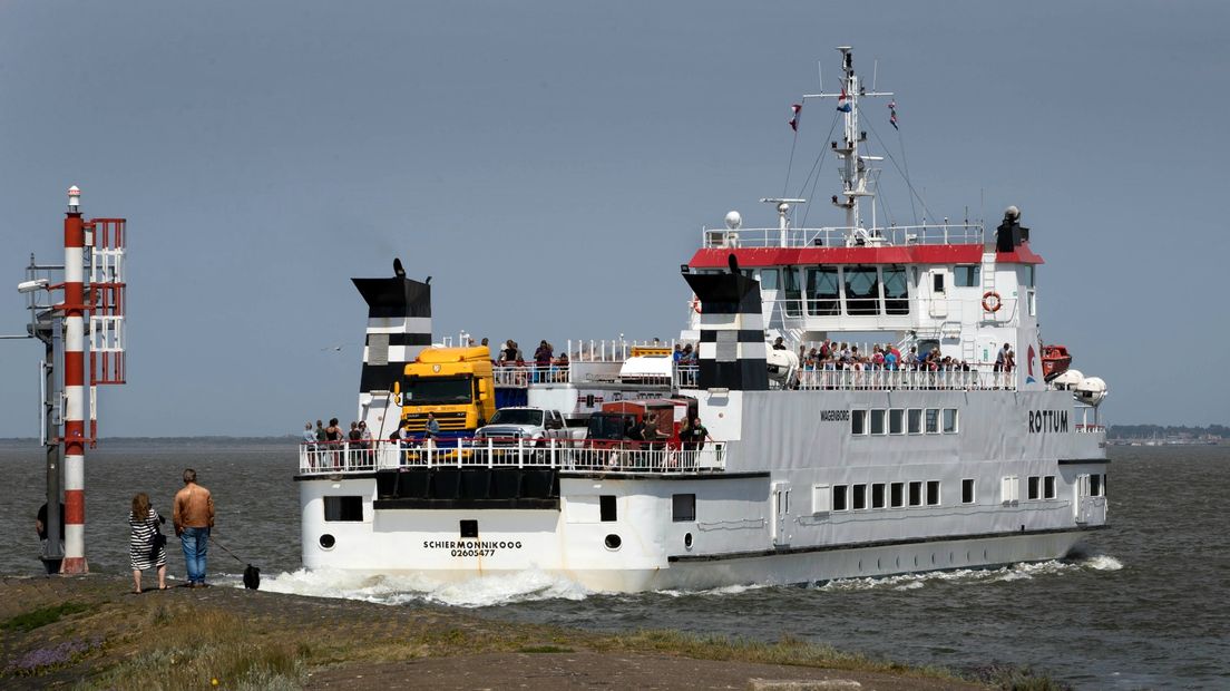 De veerboot naar Schiermonnikoog, met onder meer een vrachtwagen aan boord
