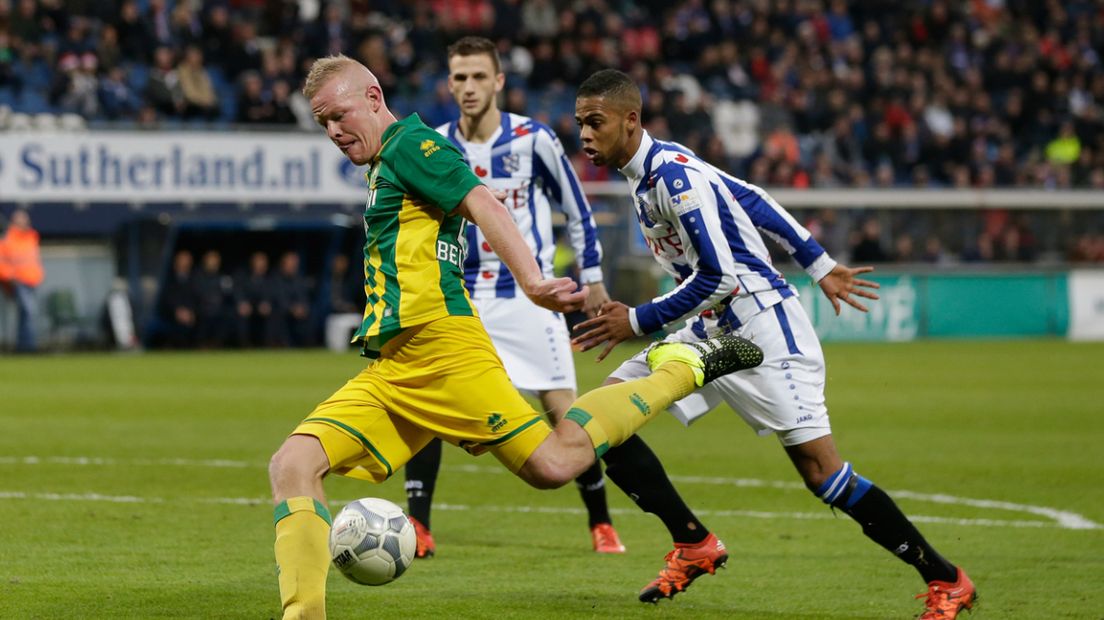 Tom Beugelsdijk legt aan voor de 0-3 tijdens Heerenveen - ADO. 