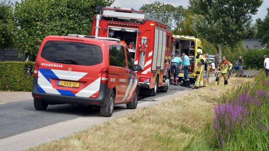 Oudere man raakt te water, omstanders schieten te hulp