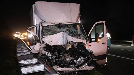 Ernstig ongeval met twee gewonden veroorzaakt lange file op A1. Ernstig ongeval met twee gewonden veroorzaakt lange file op A1.