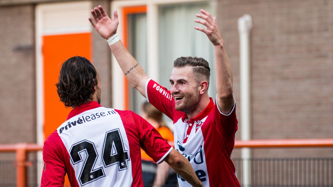 Cas Peters viert zijn winnende goal tegen FC Volendam eind augustus met Niels Fleuren (Rechten: Roel Bos/sportfoto.org)