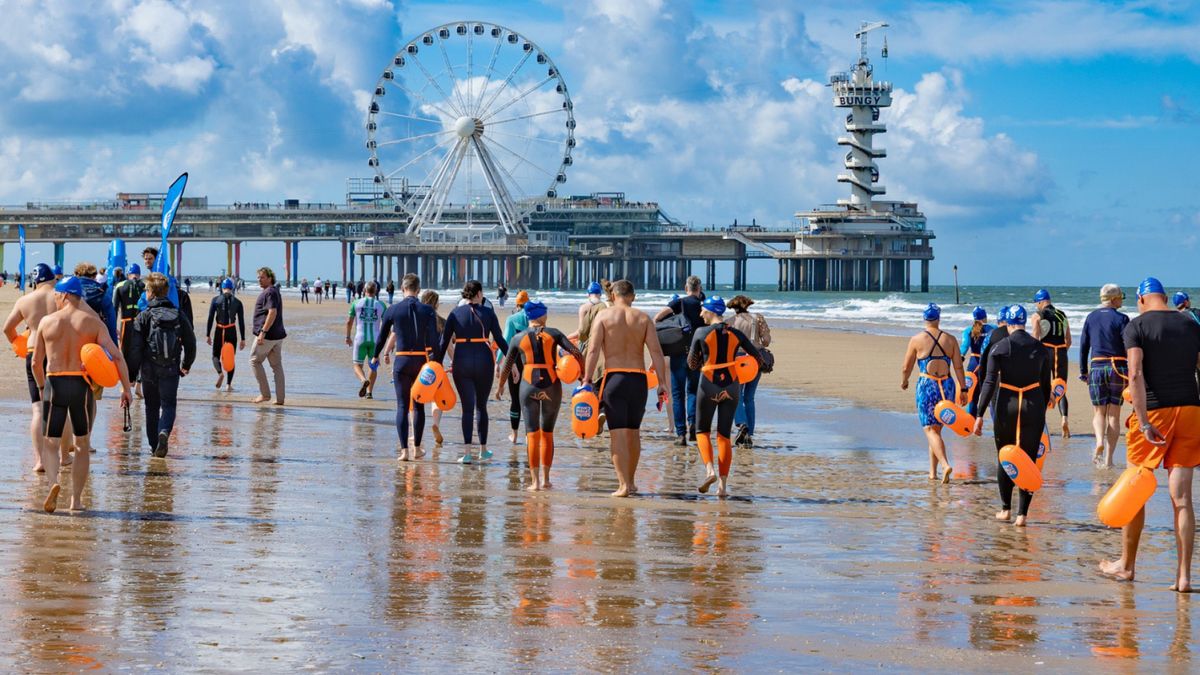 Geld ophalen voor kankeronderzoek op het Scheveningse strand: 'Ik zwem voor mensen die nog vechten'