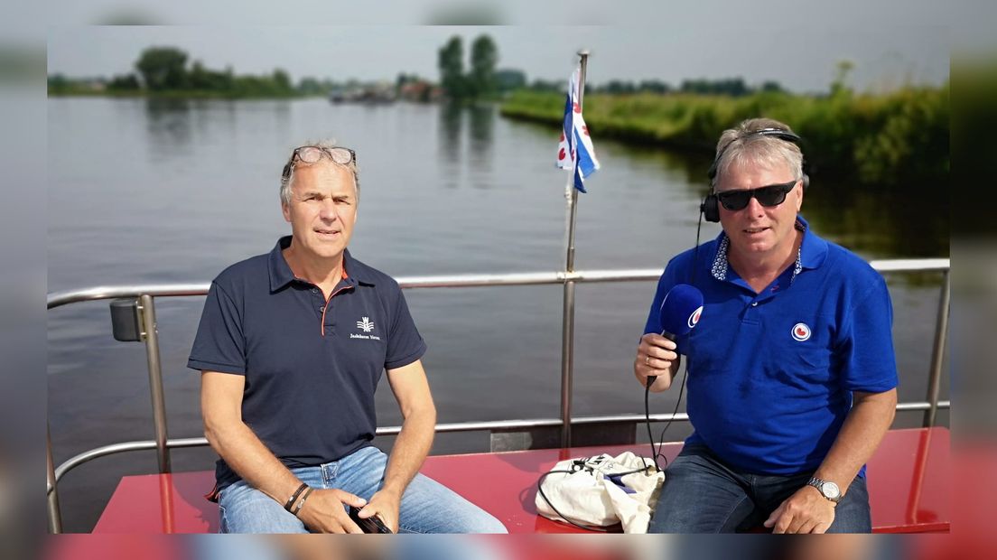 Havenmaster Gaase de Vries mei ferslachjouwer Geert van Tuinen