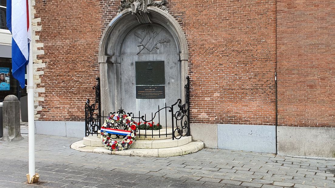 Krans bij het oorlogsmonument op de Grote Markt in Goes