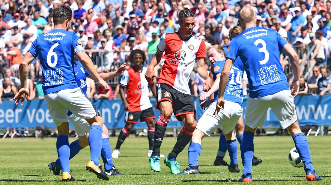 Robin van Persie in actie tijdens het oefenduel van Feyenoord tegen SDC Putten