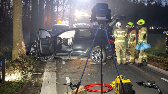 Ernstig ongeluk in Woudenberg, weg afgesloten. Ernstig ongeluk in Woudenberg, weg afgesloten.