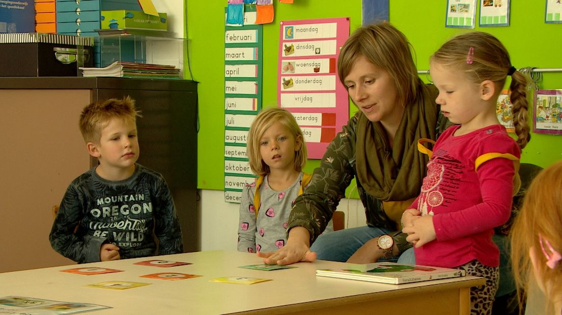 Een leraar op een basisschool (archieffoto)