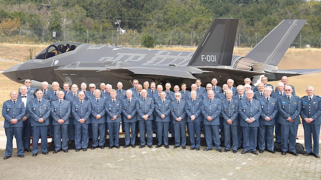 Het Luchtmacht Mannenkoor voor een F35 straaljager.