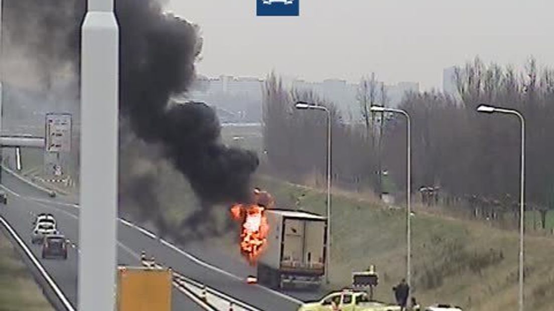 Vrachtwagen in brand op a4 ter hoogte van Schipluiden