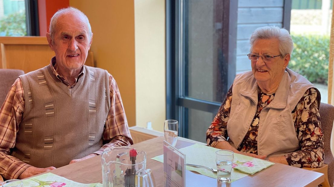 Henk en Assien Plasman genieten van het eten