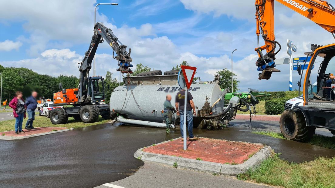 De giertank kantelde op de rotonde