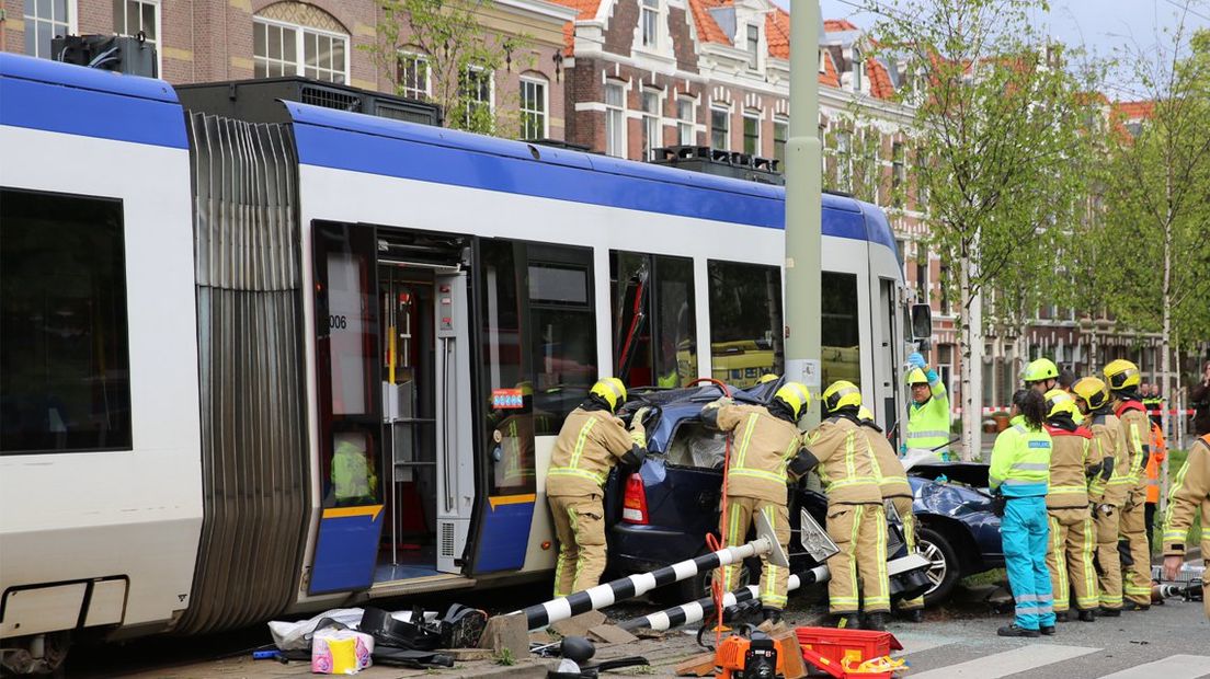 28 april kwam een auto in botsing met een tram op de Waldeck Pyrmontkade. 