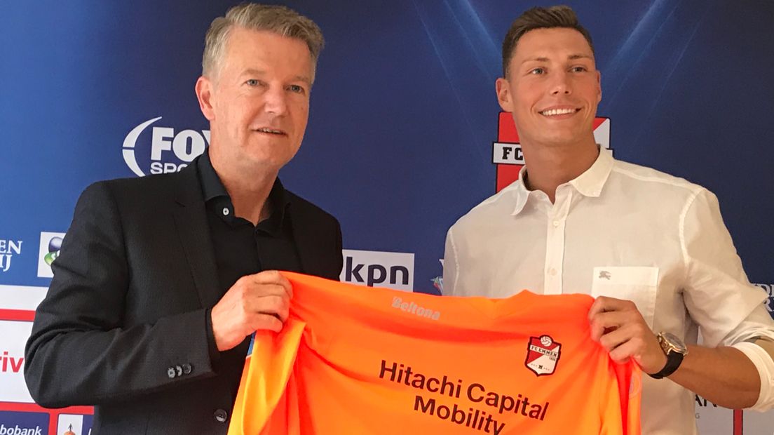 Matthias Hamrol toont samen met FC Emmen-directeur Ronald Lubbers het shirt waarin hij volgend seizoen gaat keepen