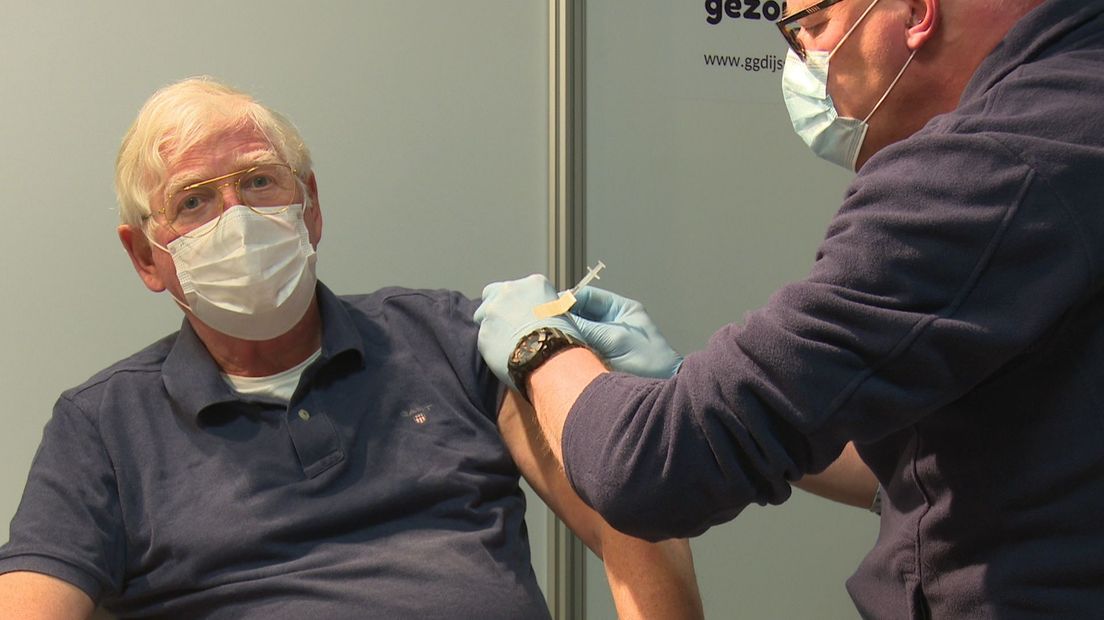 Henny Hemmer uit Raalte werd vandaag gevaccineerd in de nieuwe priklocatie in Deventer.