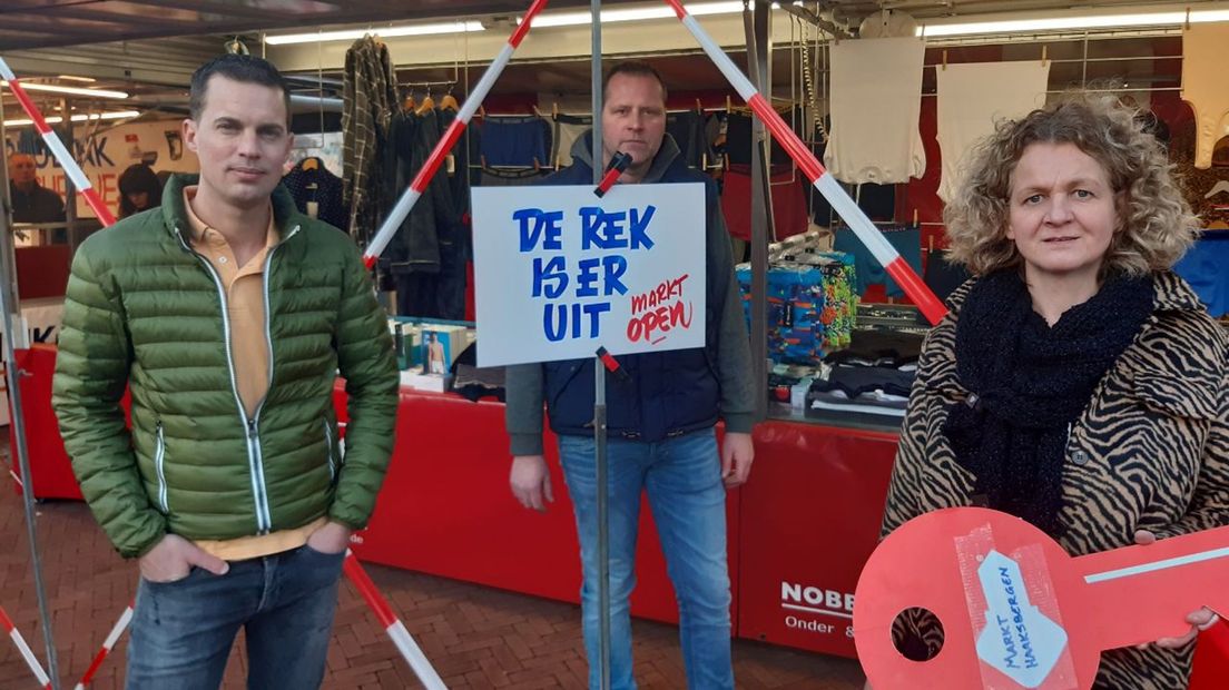 Marktkooplui Peter Reudink (l), Benno Nobbenhuis en Monique Barink voerden eerder actie in Haaksbergen