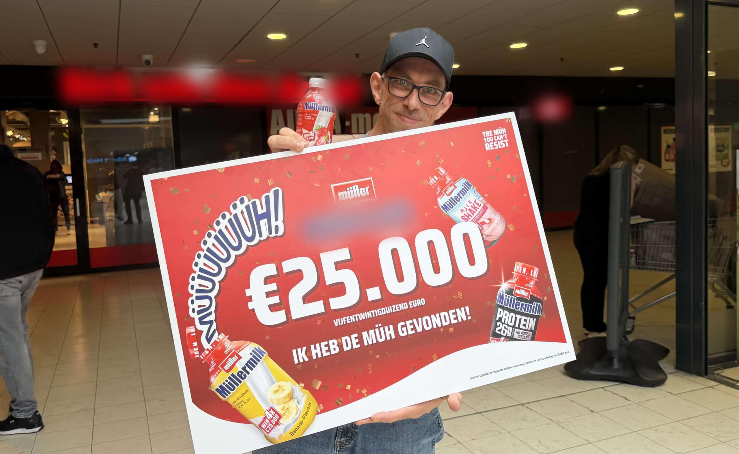 Mark met zijn cheque.