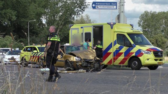 Twee auto’s met schade na botsing Alblasserdam | Vier Rotterdammers aangehouden voor beroving.