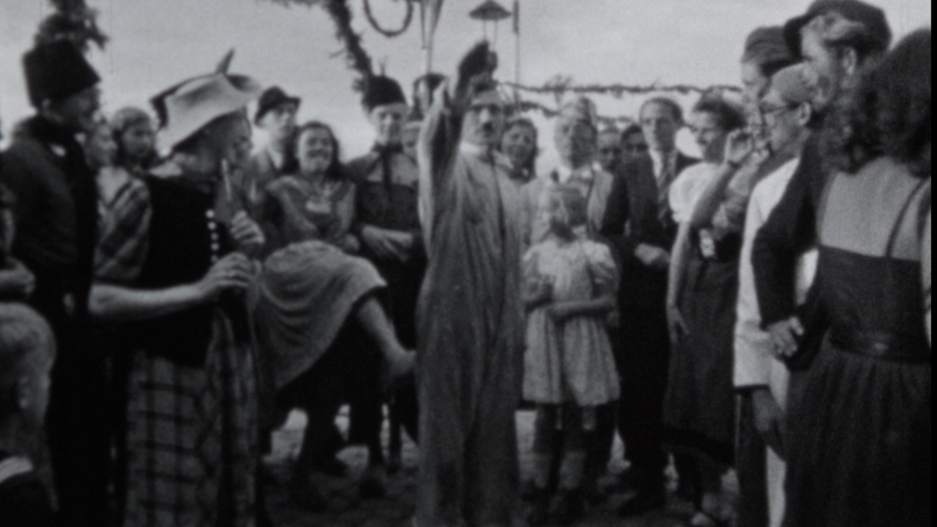 Hitlers, hakenkruizen en Duitse soldaten in Utrechtse straten tijdens Koninginnedag 1945