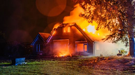 Foto: Brand verwoest vrijstaande woning